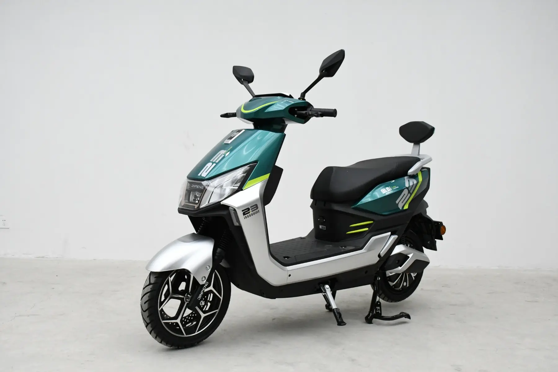 Scooter électrique NeoDrive Caméléon 1500, vue trois-quarts avant